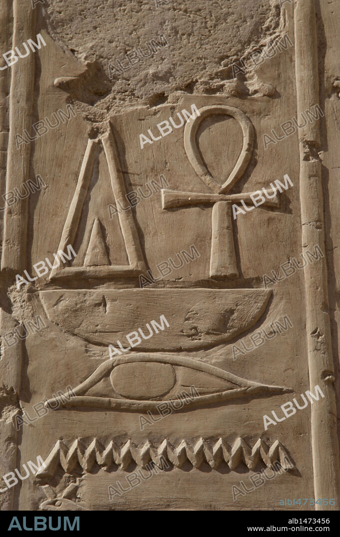 ARTE EGIPCIO. EGIPTO. Relieve con JEROGLIFICOS EGIPCIOS con los símbolos del lazo de la vida y triángulo (regalo): "Dador de Vida". TEMPLO DE HATSHEPSUT. Templos de Deir-El-Bahari. XVIII Dinastía. Imperio Nuevo.