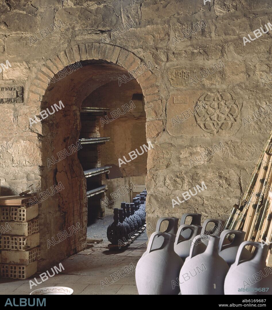 HORNO ARABE EN PROCESO DE CARGA - ARTE POPULAR DE TRADICION ANDALUSI.