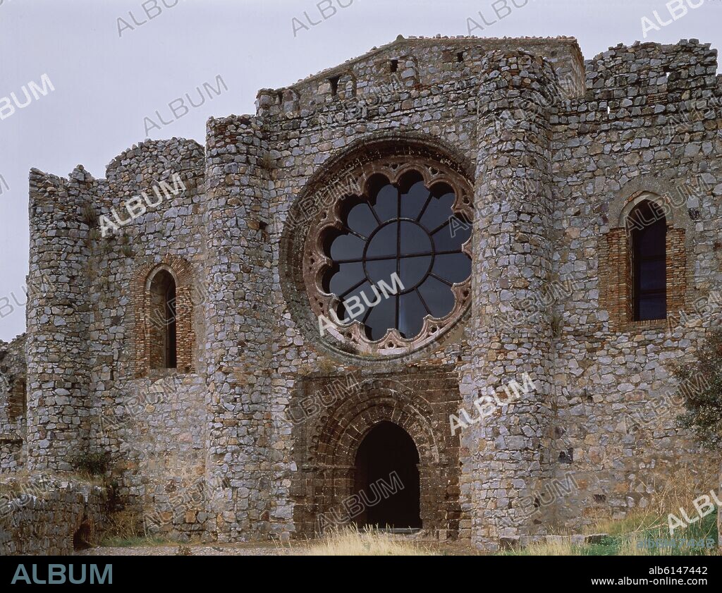 FACHADA PRINCIPAL DE LA IGLESIA DEL CASTILLO CONVENTO DE CALATRAVA LA NUEVA CONSTRUIDA EN EL SIGLO XIII - ROSETON DEL SIGLO XV.