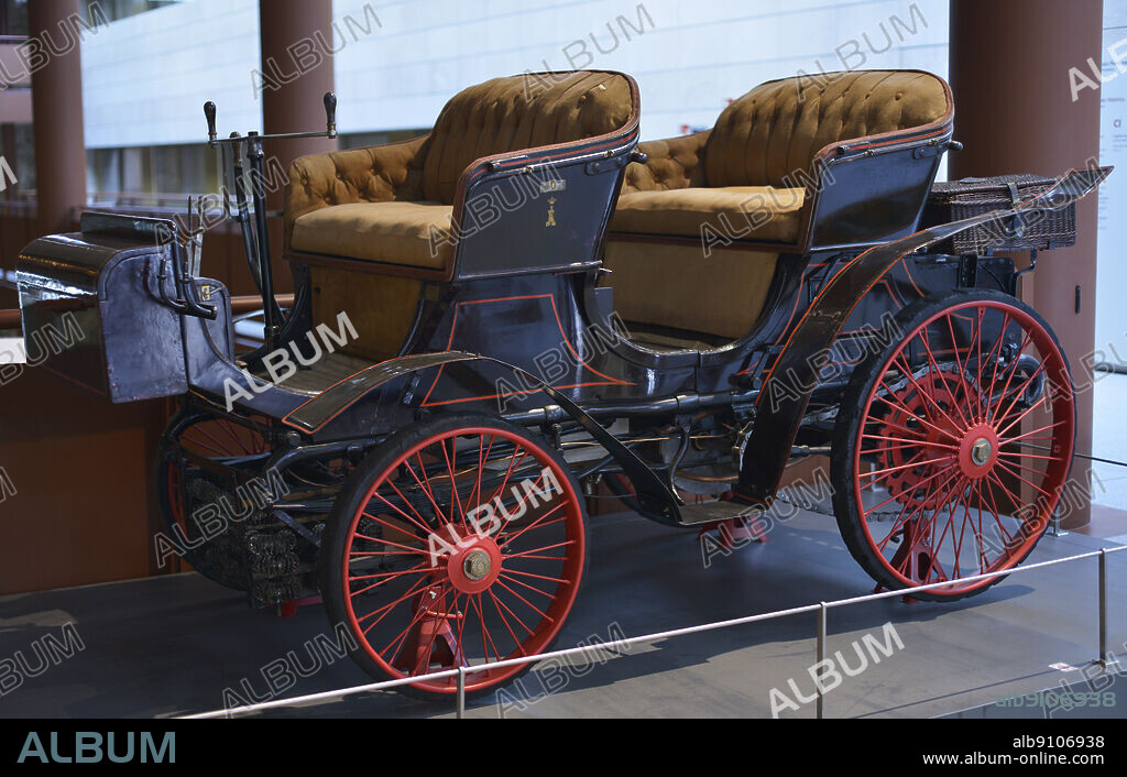 Peugeot Phaeton, 1898. Audincourt, France, 1899. Peugeot motor car, 10 horsepower. It reached 35 km/h. In 1899, Luis Carvajal y Melgarejo, Marquis of Puerto Seguro, acquired a car of these characteristics in Paris. As a cavalry lieutenant, in 1903 he donated it to the 2nd Mixed Regiment of Miner Sapper Engineers, making it the first motor vehicle in the Spanish Army. Army Museum. Toledo, Spain.