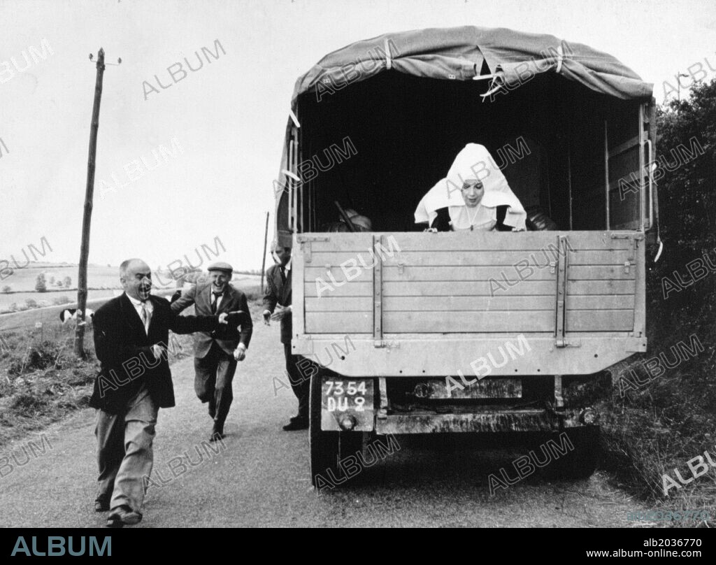 BOURVIL and LOUIS DE FUNES in DON'T LOOK NOW, WE'VE BEEN SHOT AT, 1966 (LA GRANDE VADROUILLE), directed by GERARD OURY. Copyright LES FILMS CORONA.