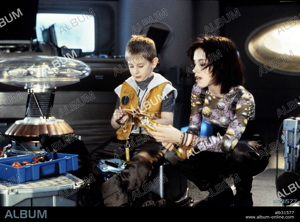 LACEY CHABERT en PERDIDOS EN EL ESPACIO, 1998 (LOST IN SPACE), dirigida por AKIVA GOLDSMAN. Copyright NEW LINE CINEMA / ENGLISH, JACK.