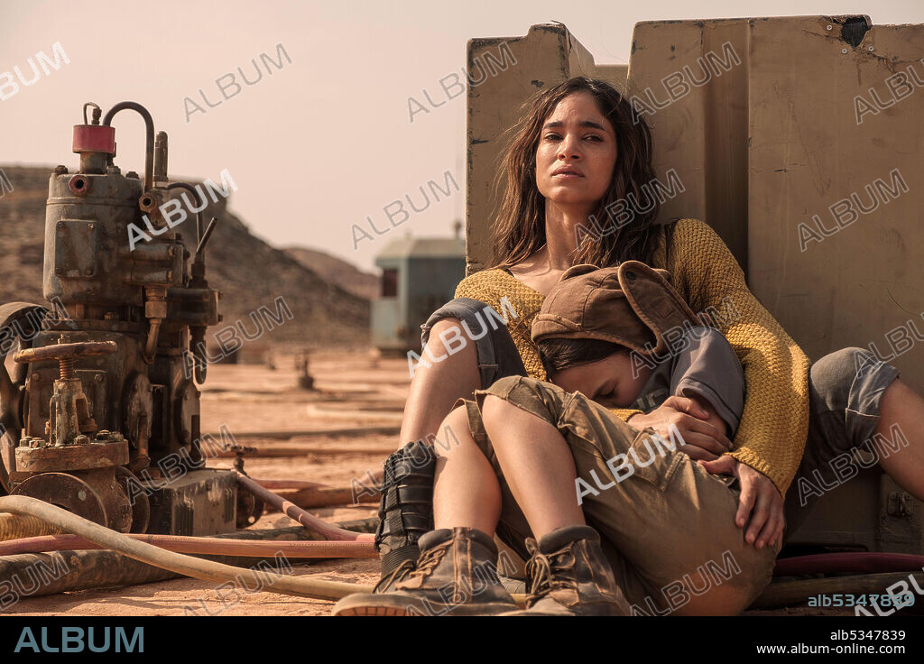 BROOKLYNN PRINCE and SOFIA BOUTELLA in SETTLERS, 2021, directed by WYATT ROCKEFELLER. Copyright Brittle-Star Pictures / Jericho Motion Pictures.