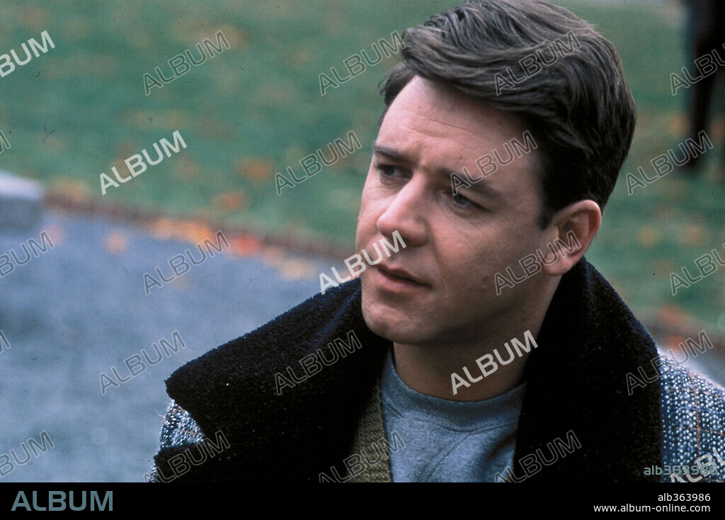 RUSSELL CROWE in A BEAUTIFUL MIND, 2001, directed by RON HOWARD. Copyright UNIVERSAL STUDIOS/DREAMWORKS / REED, ELI.