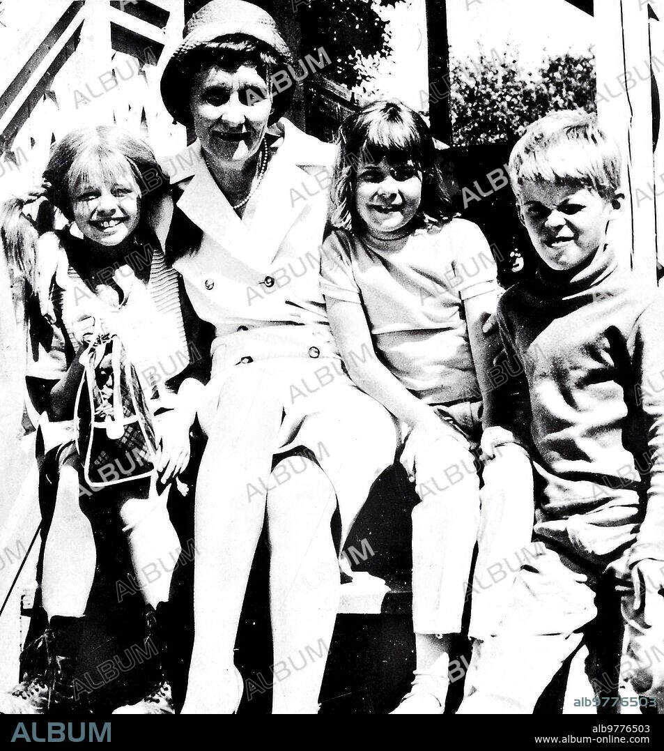 1975. La Autora de pipi Calzaslargas con los tres Personajes de la Serie, Pipi, Tommy y Annike.