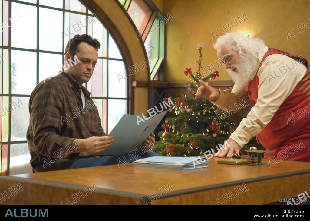 PAUL GIAMATTI and VINCE VAUGHN in FRED CLAUS, 2007, directed by DAVID DOBKIN. Copyright WARNER BROS. PICTURES/SILVER PICTURES/DAVID DOBKIN PROD./ / BUITENDIJK, JAAP.