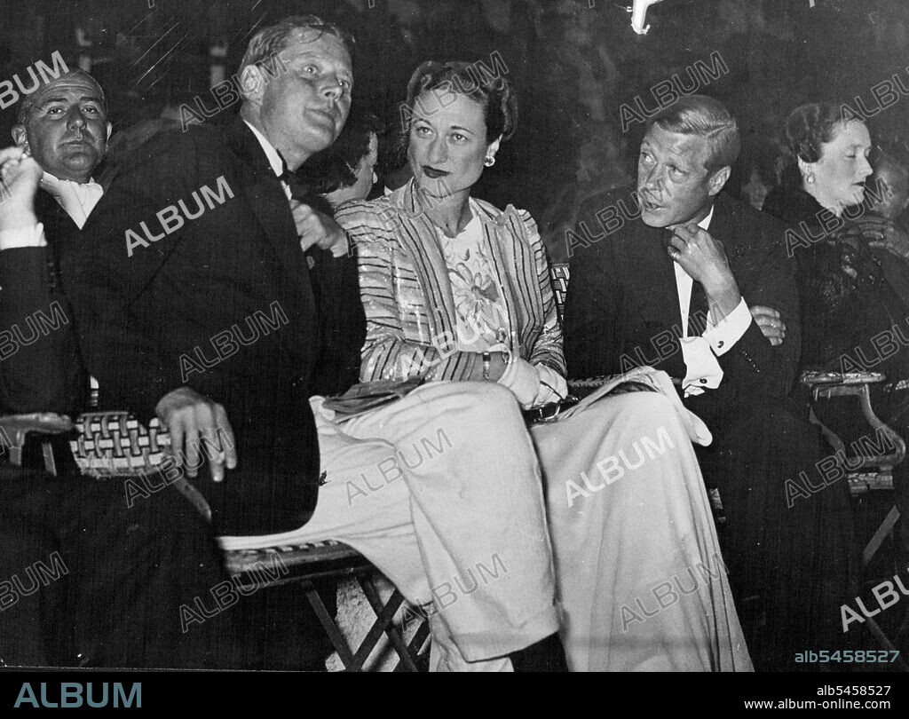 The Duke and Duchess of Windsor, Whose First Public Appearance it was on the Riviera this season were present at the Boxing Tournament held at Monte Carlo.
The Duchess set a Precedent fro lady Members of the Royal Family, Being the first of them to attend a Prize Fight. She was Present at the Ringside with the Duke when Peter Kane beat Pierre Louis.
The Duke and Duchess of Windsor with the Marquess of Queensberry. August 06, 1939. (Photo by Sport And General Press Agency Limited).