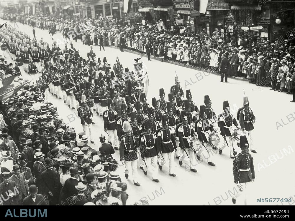 German Empire, Berlin, junction Friedrichstraße / Mauerstraße. A Prussian Garde Regiment returning from a parade at the Tempelhof parade field. Photo, 1912 (Otto Haeckel).