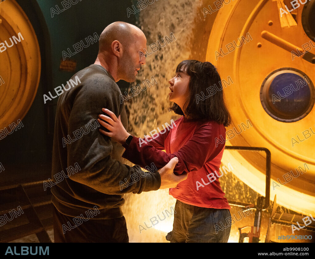 JASON STATHAM and Shuya Sophia Cai in MEG 2: THE TRENCH, 2023, directed by BEN WHEATLEY. Copyright Apelles Entertainment.