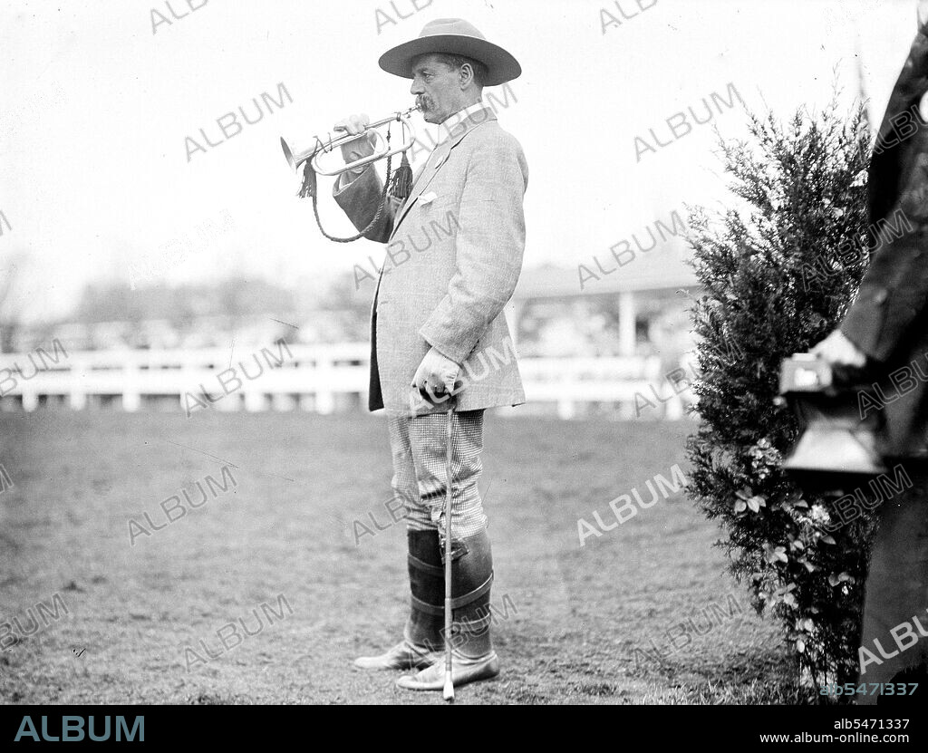 Horse show starter bugler (man blowing bugle) circa 1911 - Album alb5471337