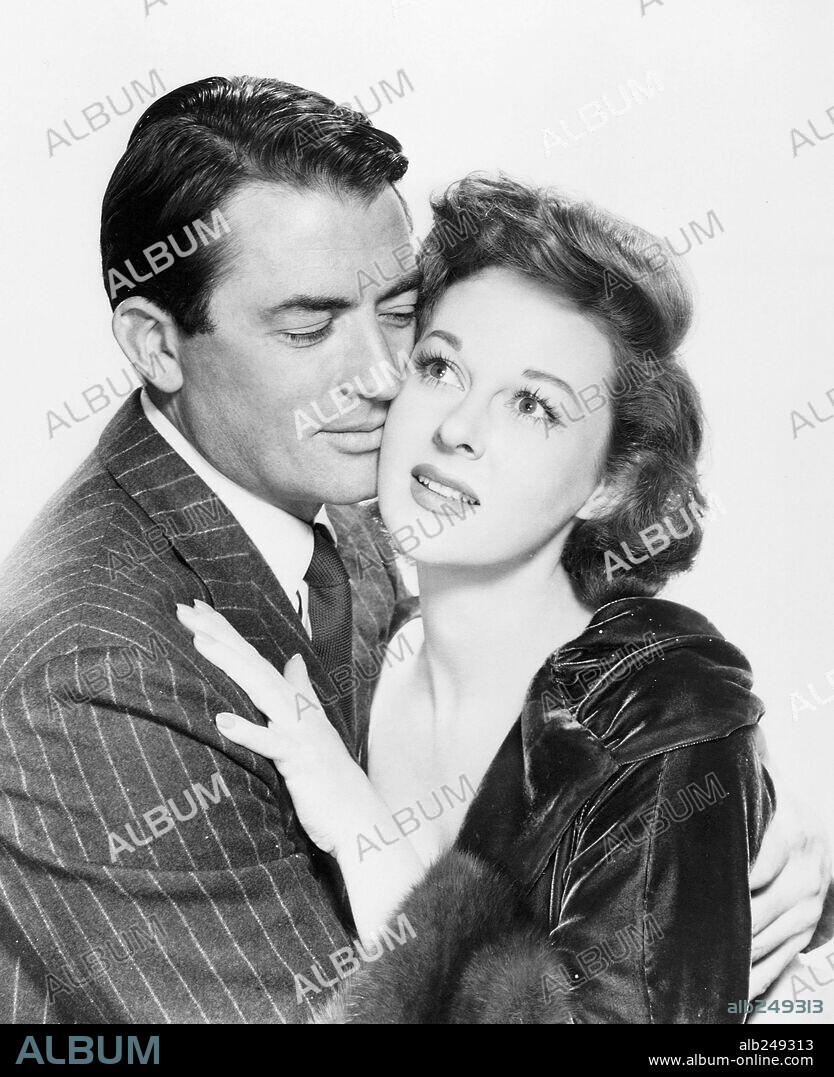 GREGORY PECK and SUSAN HAYWARD in THE SNOWS OF KILIMANJARO, 1952, directed by HENRY KING. Copyright 20TH CENTURY FOX.