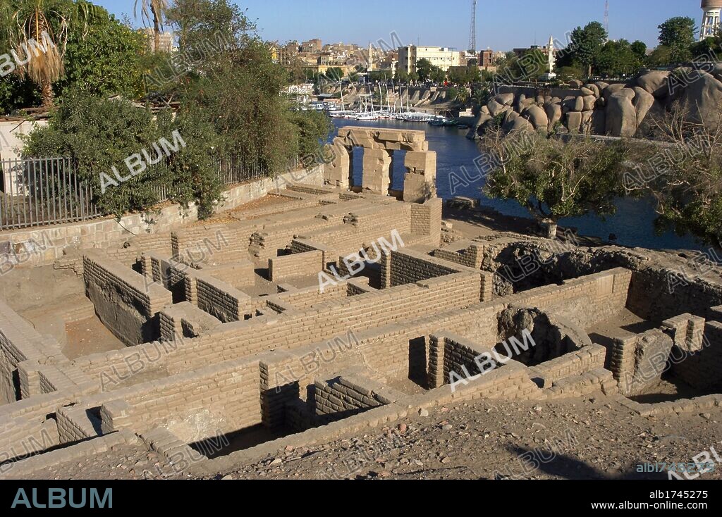 EGIPTO. ISLA ELEFANTINA. Vista de los restos de una FORTALEZA del periodo Dinástico Temprano y de unas VIVIENDAS pertenecientes a la IV Dinastía (Imperio Antiguo) .