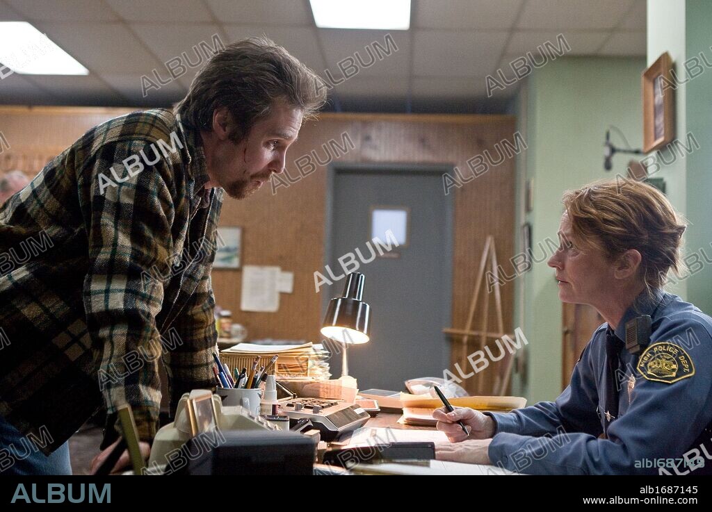 MELISSA LEO and SAM ROCKWELL in CONVICTION, 2010, directed by TONY GOLDWYN. Copyright PANTHEON ENTERTAINMENT CORPORATION.