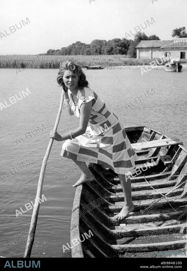 LOREN SOPHIA / LOREN SOFIA 1934/. SOPHIA LOREN in THE RIVER GIRL, 1955 (LA  DONNA DEL FIUME), directed by MARIO SOLDATI. Copyright PONTI-DE LAURENTIIS  CINEMATOGRAFICA. - Album alb9848100