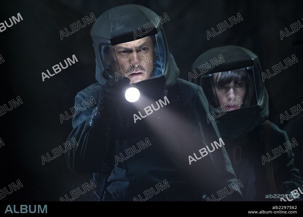 KEN WATANABE and SALLY HAWKINS in GODZILLA, 2014, directed by GARETH EDWARDS. Copyright WARNER BROS.