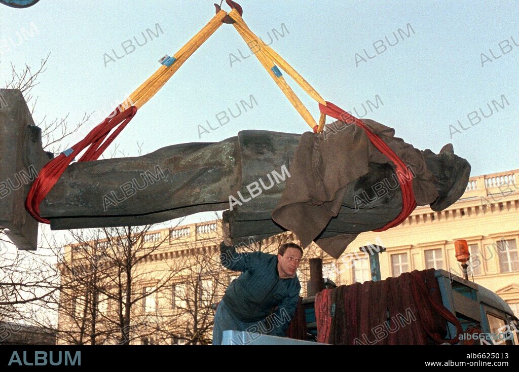 A three metres high statue of Soviet founder of the state Wladimir Iljitsch Lenin is being removed in Eisleben on December 9th 1991. The statue will be exhibited at the Museum of German History in Berlin. 09/12/1991