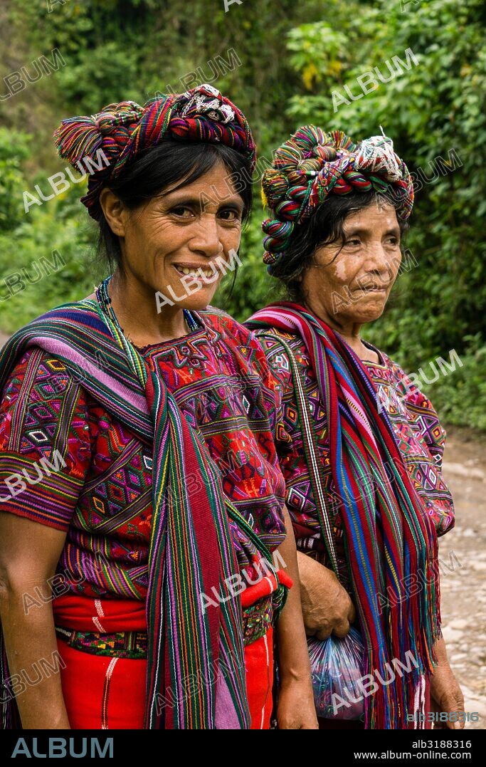 mujeres con traje indigena y tocado Queqchi, camino de La Taña a Union 31 Mayo, , zona Reyna, departamento de Uspantan,Guatemala, Central America.