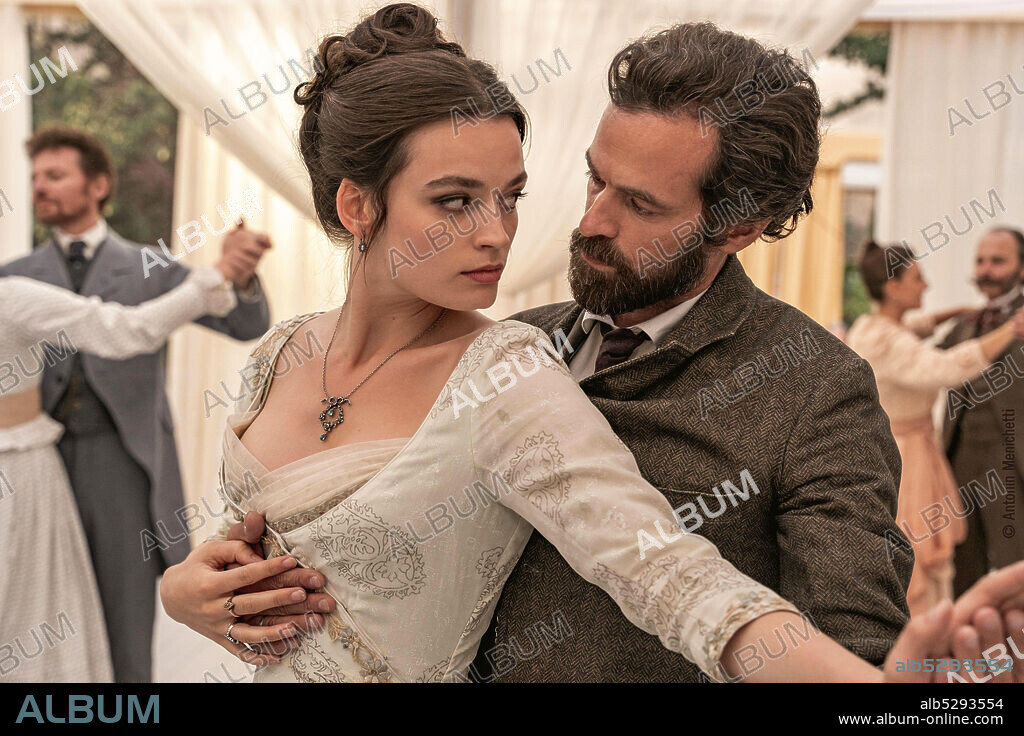 EMMA MACKEY und ROMAIN DURIS in EIFFEL, 2021, unter der Regie von MARTIN BOURBOULON. Copyright PATHE.