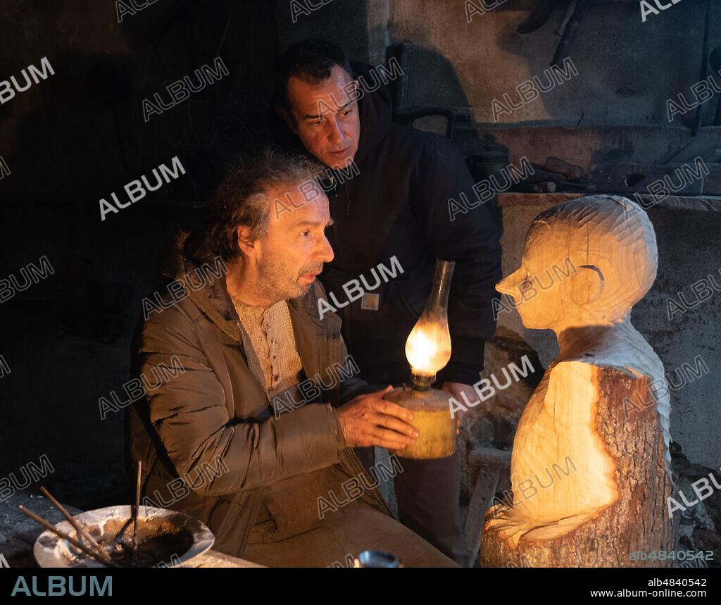 MATTEO GARRONE and ROBERTO BENIGNI in PINOCCHIO, 2019, directed by MATTEO GARRONE. Copyright ARCHIMEDE/ RAI CINEMA/ LE PACTE/ RPC / DE LAZZARIS, GRETA.