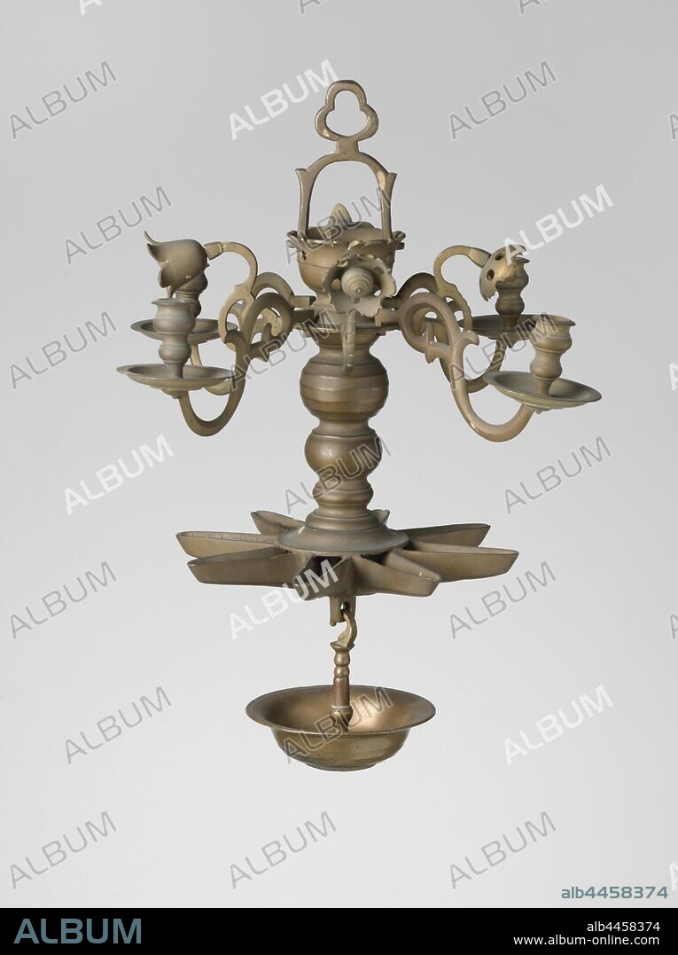 Sabbath lamp, The object consists of the following cast parts: the handle, the trunk, the oil pan, the drip pan, the four arms, the four decorative elements. The handle has a cloverleaf-shaped eye at the top., unknown, Neurenberg, 1700 - 1800, brass (alloy), founding, h 51 cm × d 45 cm × d 25.5 cm.