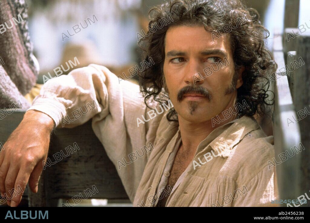 ANTONIO BANDERAS in THE MASK OF ZORRO, 1998, directed by MARTIN CAMPBELL. Copyright AMBLIN ENTERTAINMENT.