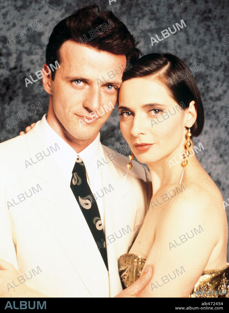 AIDAN QUINN y ISABELLA ROSSELLINI en PELIGROSAMENTE IGUALES, 1991 (LIES OF THE TWINS), dirigida por TIM HUNTER. Copyright USA NETWORK INC.