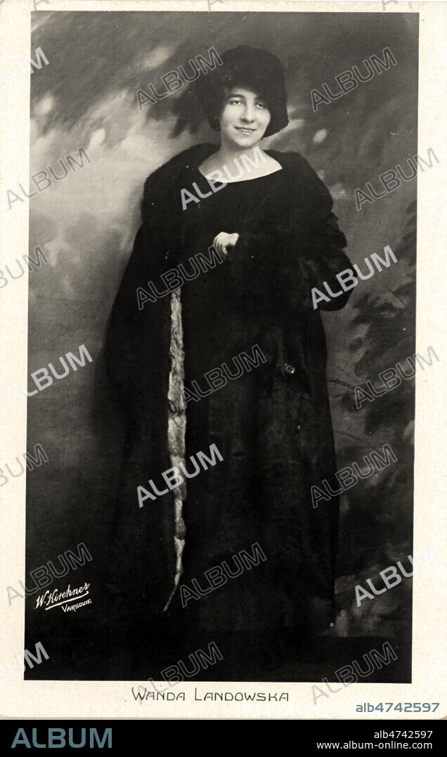 Portrait de Wanda LANDOWSKA (1879-1959), pianiste et claveciniste juive polonaise. Photographie vers 1910 pour une carte postale. Credit : Coll. Jewish Memories / Kharbine-Tapabor.