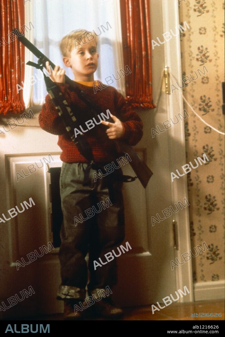 MACAULAY CULKIN in HOME ALONE, 1990, directed by CHRIS COLUMBUS. Copyright 20TH CENTURY FOX.