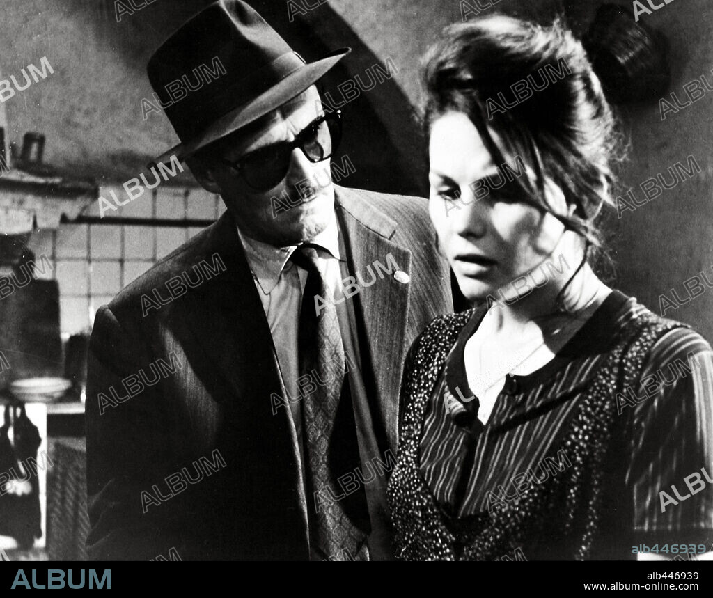 CLAUDIA CARDINALE y PIETRO GERMI en UN MALDITO EMBROLLO, 1959 (UN MALEDETTO IMBROGLIO), dirigida por PIETRO GERMI. Copyright RIAMA FILMS.