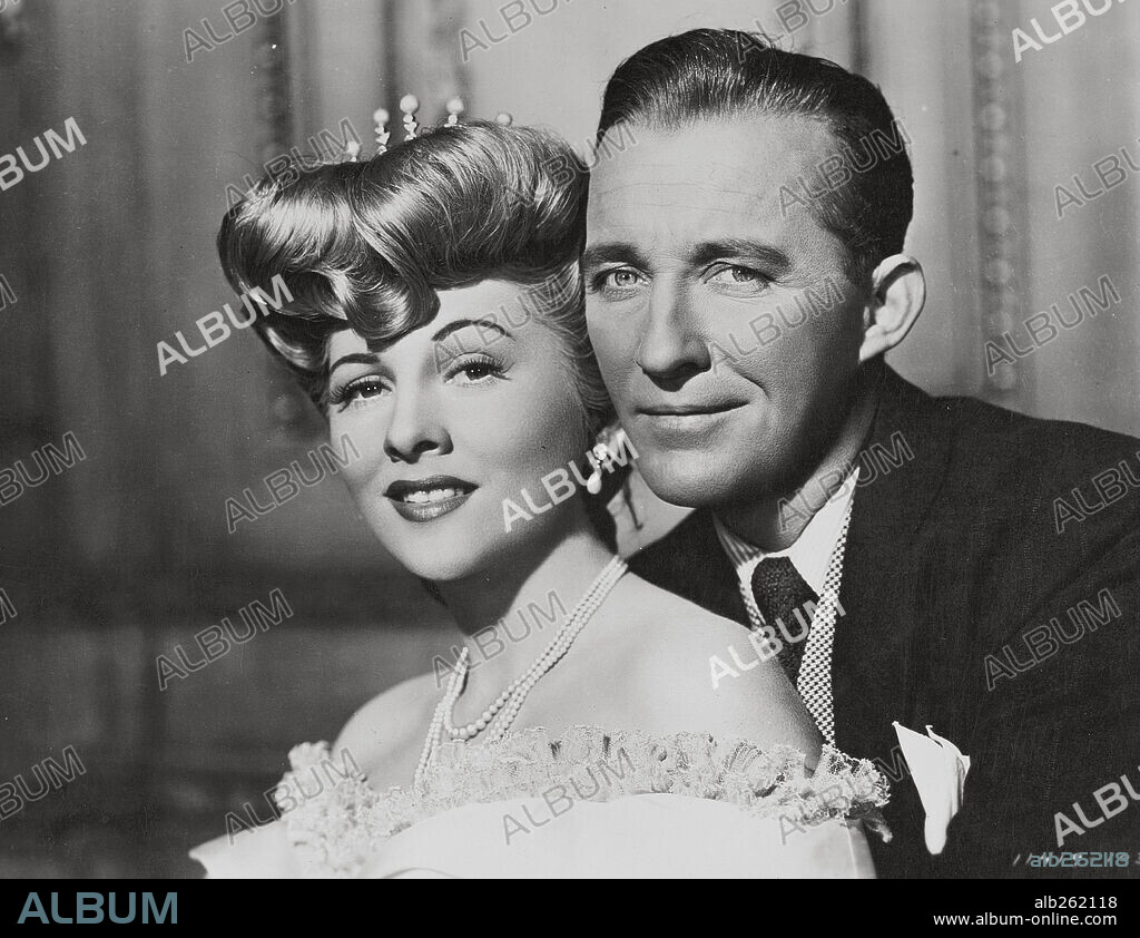 BING CROSBY y JOAN FONTAINE en EL VALS DEL EMPERADOR, 1948 (THE EMPEROR WALTZ), dirigida por BILLY WILDER. Copyright PARAMOUNT PICTURES.