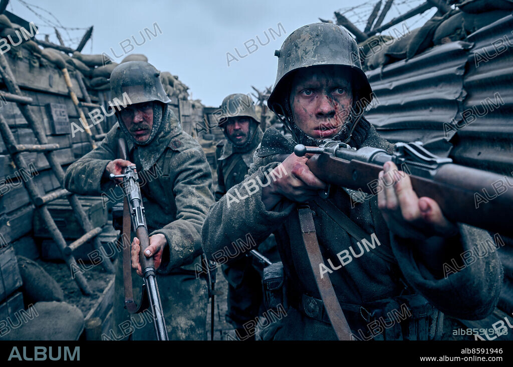 ALBRECHT SCHUCH, EDIN HASANOVIC and FELIX KAMMERER in ALL QUIET ON THE WESTERN FRONT, 2022 (IM WESTEN NICHTS NEUES), directed by EDWARD BERGER. Copyright Amusement Park Films.