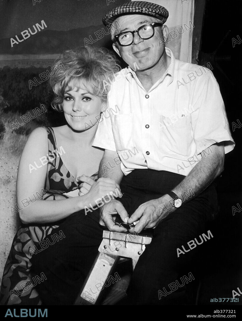 BILLY WILDER and KIM NOVAK in KISS ME, STUPID, 1964, directed by BILLY  WILDER. Copyright UNITED ARTISTS. - Album alb377321