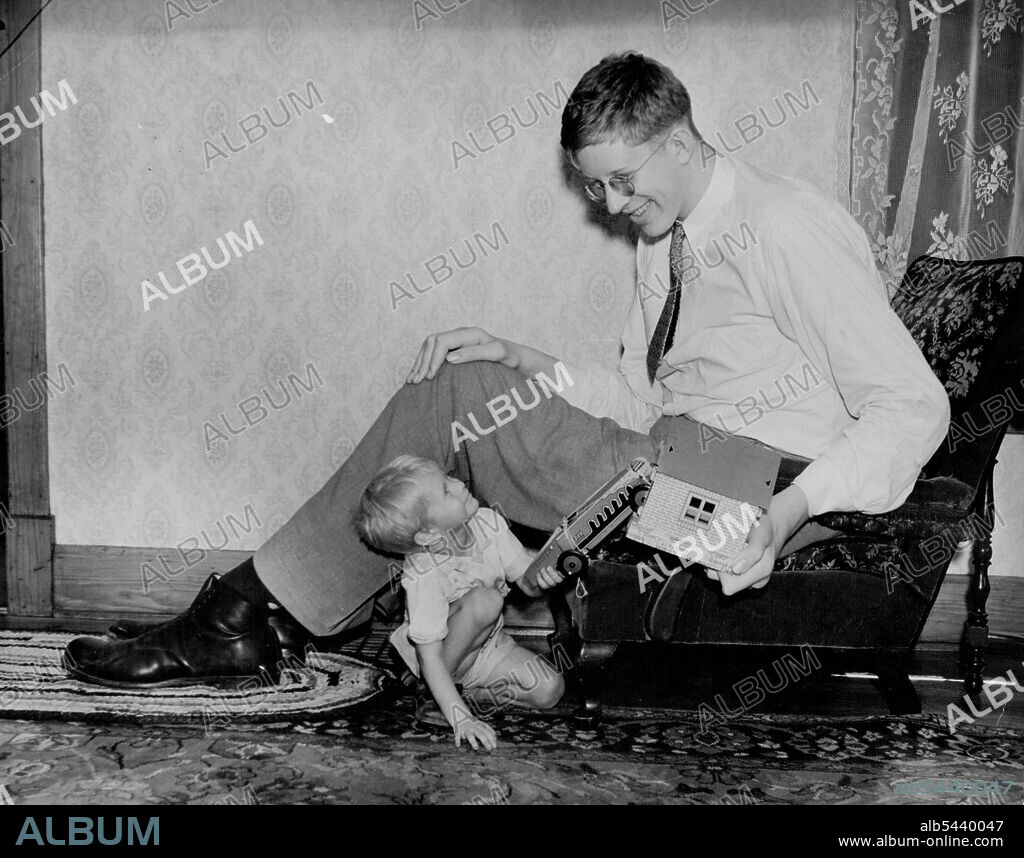 World's Tallest Person. Besided Robert Wadlow, 18-year-old 425-pound giant who is 8 feet 5 inches tall and still growing his brother, Harold Jr., 4, seems like a midget. yet Harold is a normal child. This exclusive picture shows TJE Big fellow taking it easily in a specially constructed chair. July 27, 1936. (Photo by Associated Press Photo).