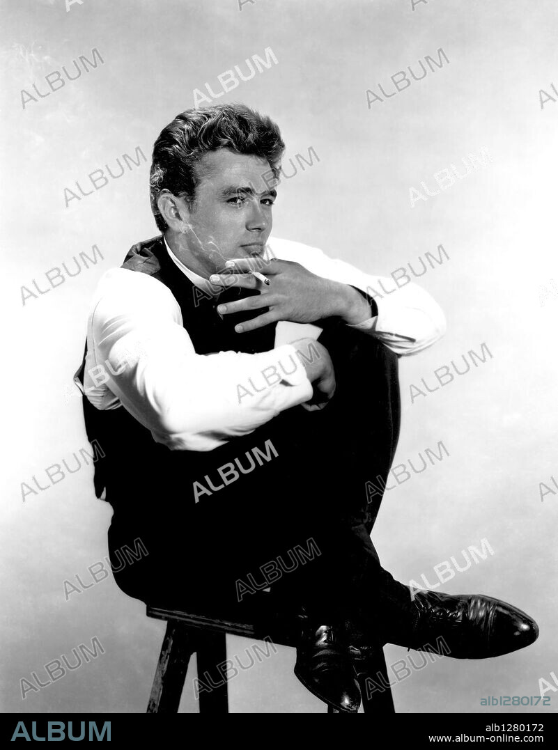 JAMES DEAN in EAST OF EDEN, 1955, directed by ELIA KAZAN. Copyright WARNER BROTHERS.