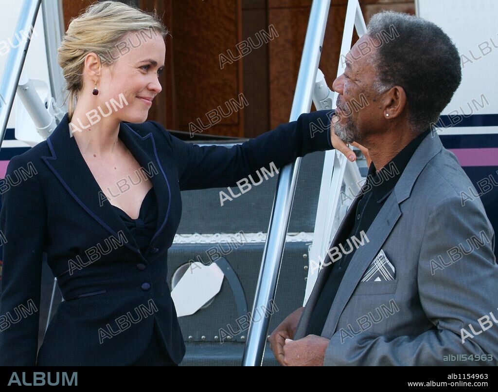 MORGAN FREEMAN and RADHA MITCHELL in THICK AS THIEVES, 2009, directed by  MIMI LEDER. Copyright MILLENNIUM FILMS. - Album alb1154963