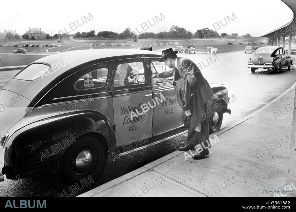 Man paying Taxi Driver upon arrival at Municipal Airport