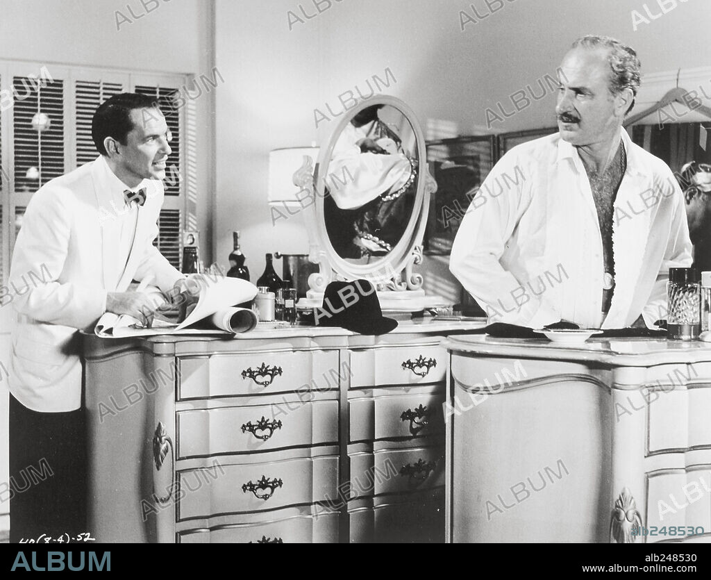 FRANK SINATRA et KEENAN WYNN dans A HOLE IN THE HEAD, 1959, réalisé par FRANK CAPRA. Copyright UNITED ARTISTS.