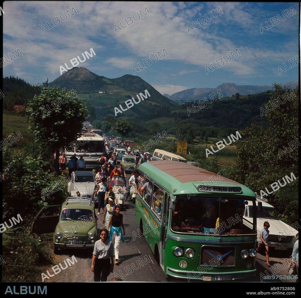 Arriondas (Asturias), 08/1966. Line of cars at the entrance to Arriondas to go to the descent of the Sella River.