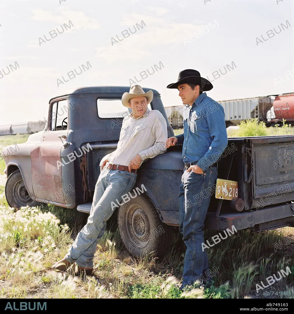 HEATH LEDGER and JAKE GYLLENHAAL in BROKEBACK MOUNTAIN, 2005, directed by  ANG LEE. Copyright UNIVERSAL STUDIOS / FRENCH, KIMBERLY. - Album alb749163