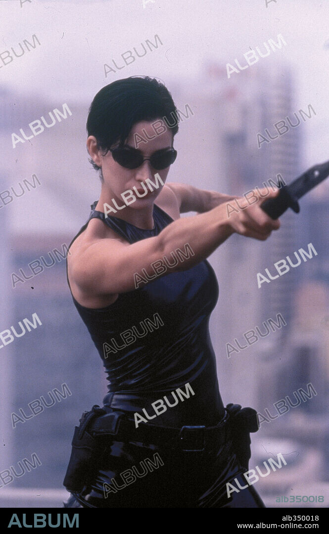 CARRIE-ANNE MOSS in THE MATRIX, 1999, directed by ANDY WACHOWSKI and LARRY WACHOWSKI. Copyright ROADSHOW FILM LIMITED / BOLAND, JASIN.