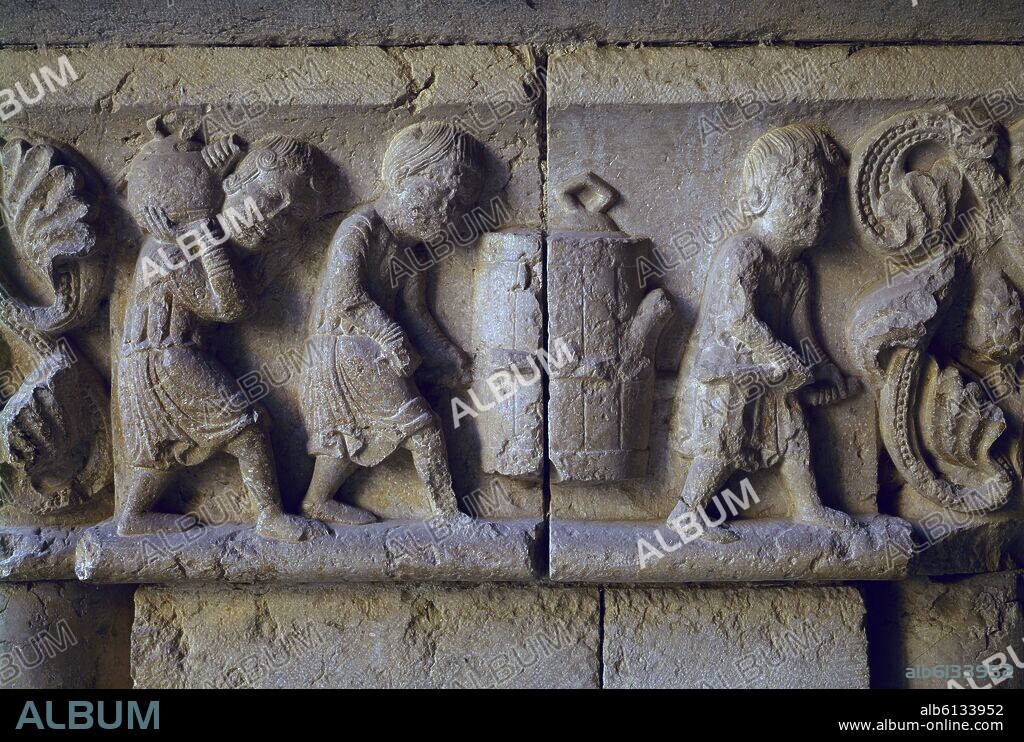 CLAUSTRO ROMANICO DE LA CATEDRAL DE GERONA - DETALLE DE UNA IMPOSTA - CONSTRUCCION DE UN TEMPLO:OBREROS TRANSPORTANDO UN BARRIL - SIGLO XII.