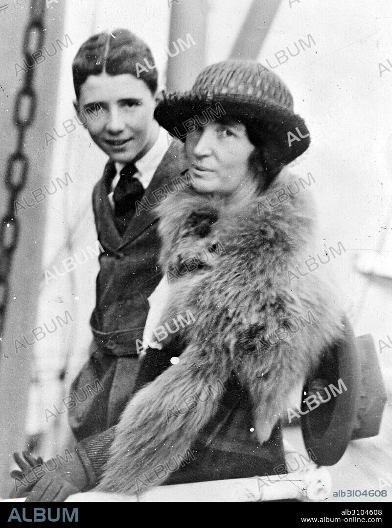 Margaret Sanger and her older son Stuart in Japan. - Album alb3104608