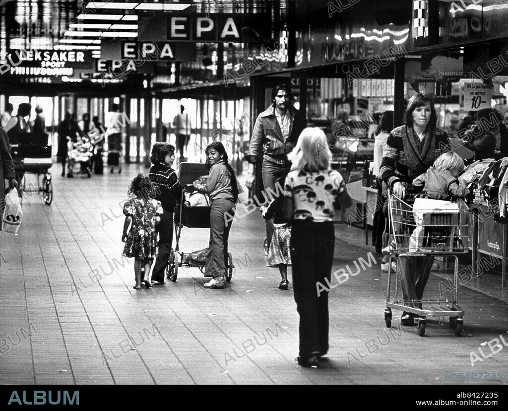 Rosengård Centrum köpcentrum med affärer 1977. (c) Lisbeth Westerlund / Sydsvenskan Bild /IBL Bildbyrå.