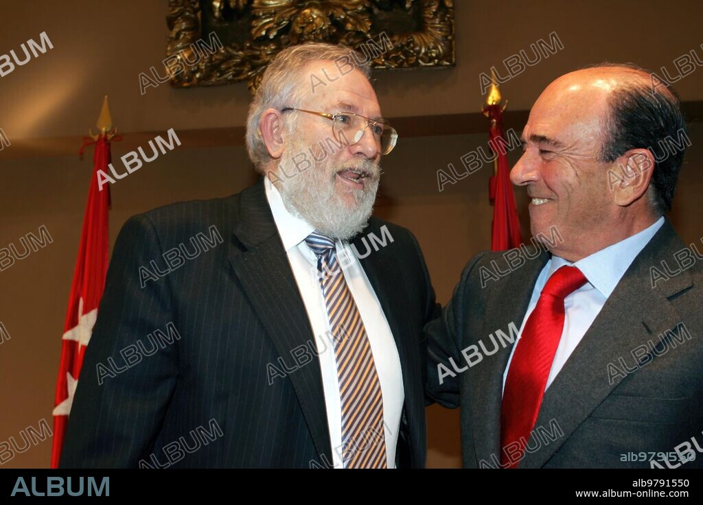 Madrid. 01-19-05. The rector of the Complutense University, Carlos Berzosa, and the president of the Santander group, Emilio Botin, have signed today an agreement that expands collaboration in teaching matters between both institutions. Photo Javier Prieto. Archdc.
