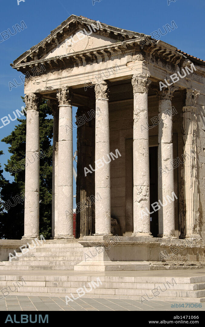 ROMAN ART. CROATIA. Temple of Augustus, dedicated to the goddess Roma and the emperor Augustus. It was built between the year 2 B.C. and 14 A.D. After being completely destroyed during World War II, was rebuilt between 1945 and 1947. PULA. Istrian Peninsula.