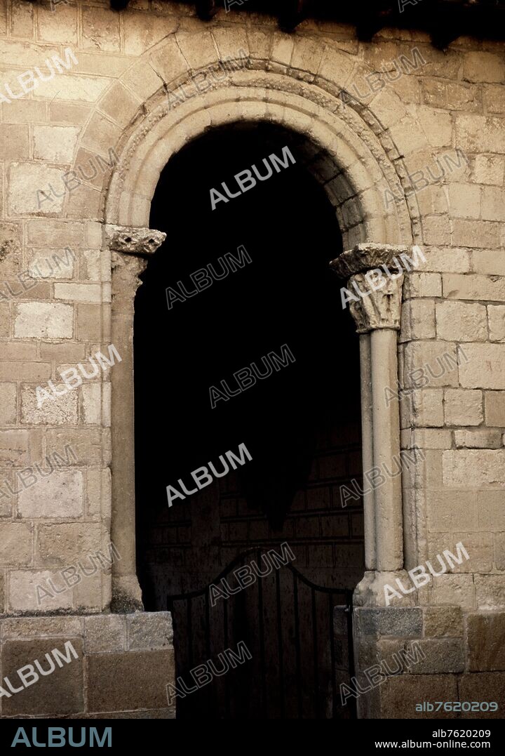 PUERTA AL PORTICO ROMANICO.