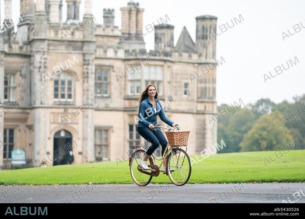 BROOKE SHIELDS in A CASTLE FOR CHRISTMAS, 2021, directed by MARY LAMBERT. Copyright Brad Krevoy Television / Motion Picture Corporation of America.