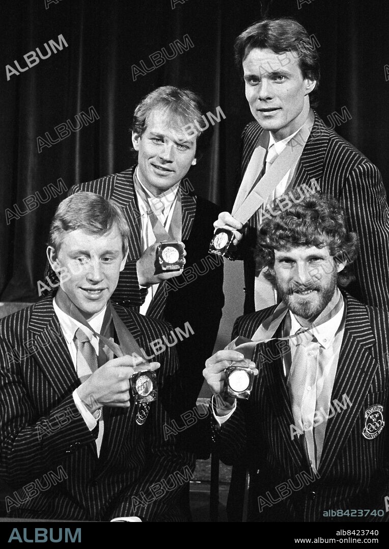 ARKIV 1984-02-16. De svenska stafettherrarna Jan Ottosson, Benny Kohlberg, Gunde Svan och Thomas Wassberg visar upp sina guldmedaljer efter medaljceremonin sedan de vunnit herrarnas stafett i längdskidåkning vid de olympiska vinterspelen i Sarajevo, Jugoslavien 16:e februari 1984.. Foto: Jan Collsiöö / TT / Kod: 1001.