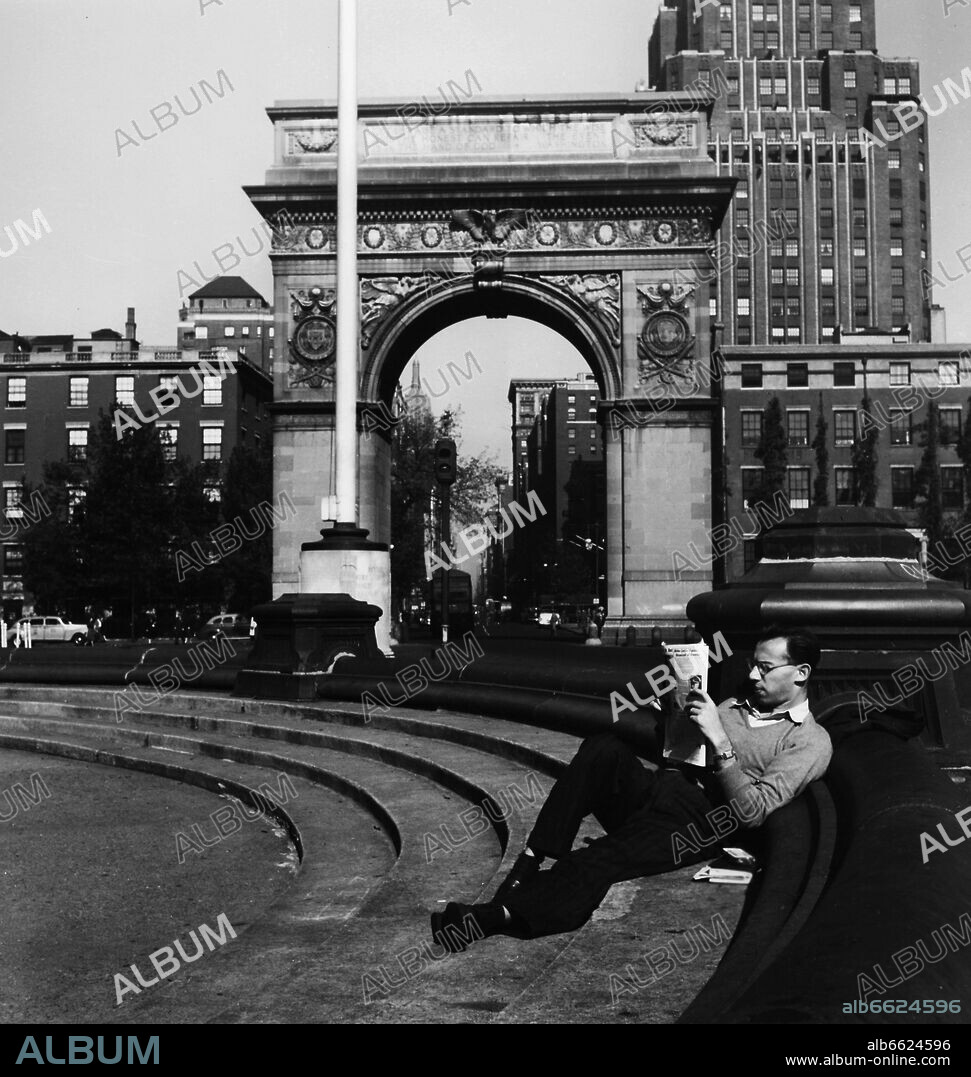 A man reads the newspaper at Washington Arch in New York in 1947. Image by photographer Fred Stein (1909-1967) who emigrated 1933 from Nazi Germany to France and finally to the USA.