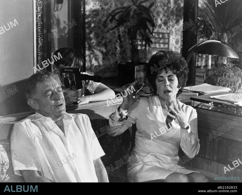 ALEC GUINNESS and ELIZABETH TAYLOR in THE COMEDIANS, 1967, directed by PETER GLENVILLE. Copyright M.G.M.